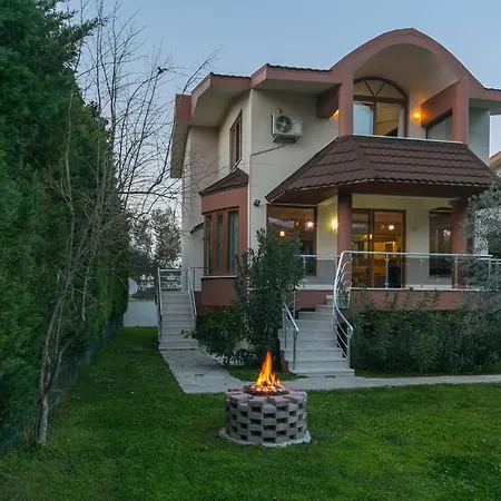 Kemer'De Korunakli, Bahceli Ve Oezel Havuzlu Villa 빌라