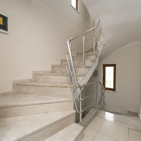 Kemer'De Korunakli, Bahceli Ve Oezel Havuzlu Villa * Kemer