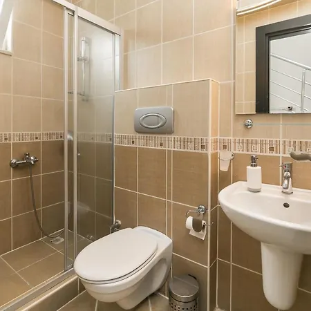 Villa Kemer'De Korunakli, Bahceli Ve Oezel Havuzlu Villa *