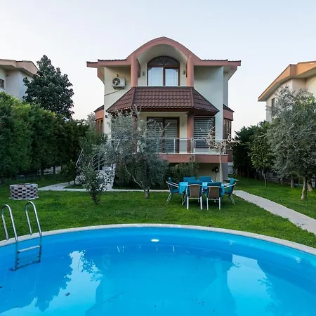 Kemer'De Korunakli, Bahceli Ve Oezel Havuzlu Villa * Kemer