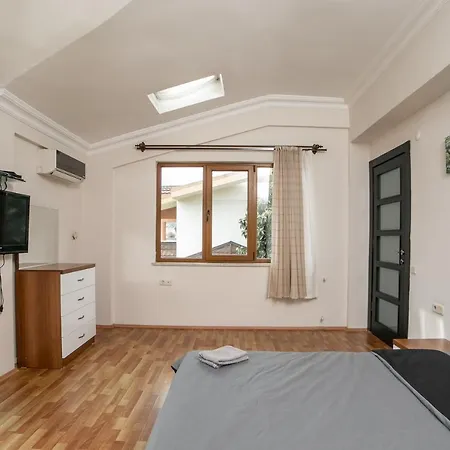 Kemer'De Korunakli, Bahceli Ve Oezel Havuzlu Villa *