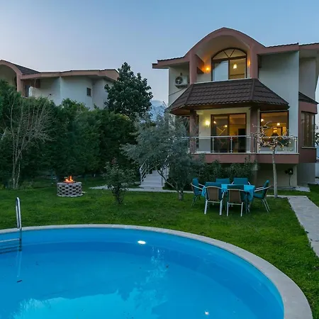 Kemer'De Korunakli, Bahceli Ve Oezel Havuzlu Villa Kemer