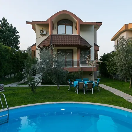 Kemer'De Korunakli, Bahceli Ve Oezel Havuzlu Villa * Kemer