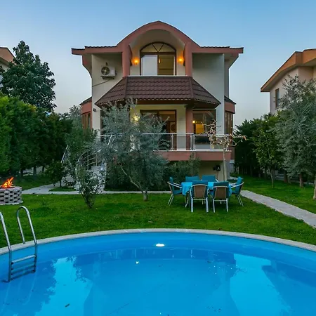 Kemer'De Korunakli, Bahceli Ve Oezel Havuzlu Villa Kemer
