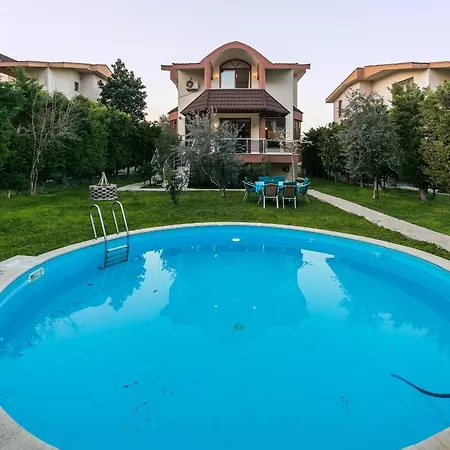 Villa Kemer'De Korunakli, Bahceli Ve Oezel Havuzlu Villa *
