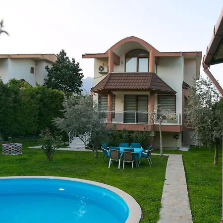 Villa Kemer'De Korunakli, Bahceli Ve Oezel Havuzlu Villa *