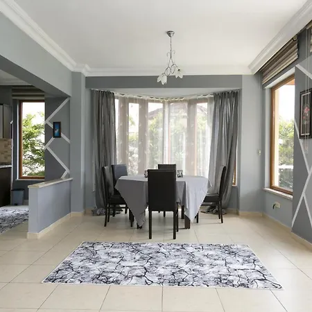 Kemer'De Korunakli, Bahceli Ve Oezel Havuzlu Villa Villa