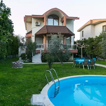 Villa Kemer'De Korunakli, Bahceli Ve Oezel Havuzlu Villa *