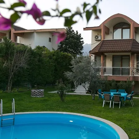 Kemer'De Korunakli, Bahceli Ve Oezel Havuzlu Villa * Kemer
