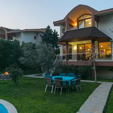 Kemer'De Korunakli, Bahceli Ve Oezel Havuzlu Villa * Kemer