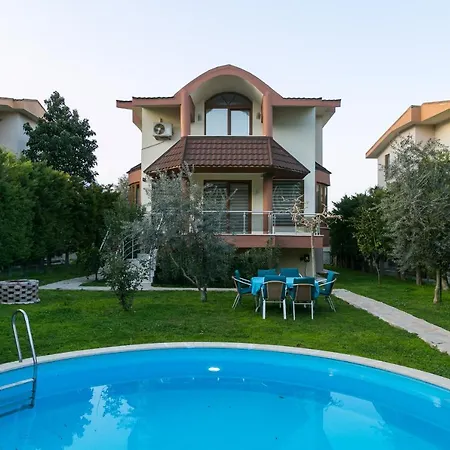 Vila Kemer'De Korunakli, Bahceli Ve Oezel Havuzlu Villa *