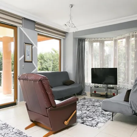 Vila Kemer'De Korunakli, Bahceli Ve Oezel Havuzlu Villa *