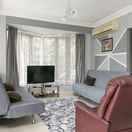 Kemer'De Korunakli, Bahceli Ve Oezel Havuzlu Villa Kemer
