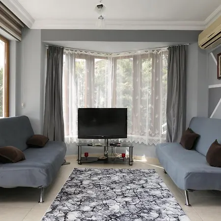 Vila Kemer'De Korunakli, Bahceli Ve Oezel Havuzlu Villa Kemer