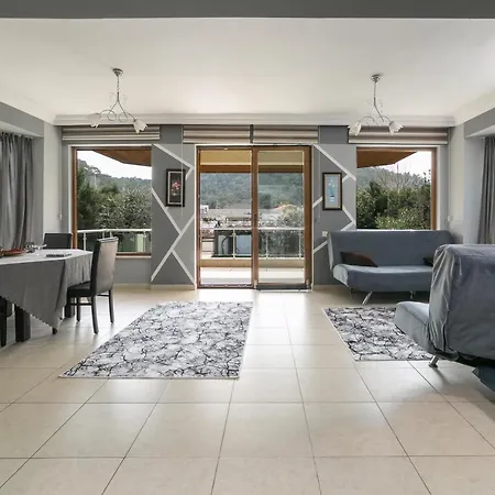 Kemer'De Korunakli, Bahceli Ve Oezel Havuzlu Villa Kemer