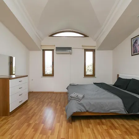 Kemer'De Korunakli, Bahceli Ve Oezel Havuzlu Villa Vila