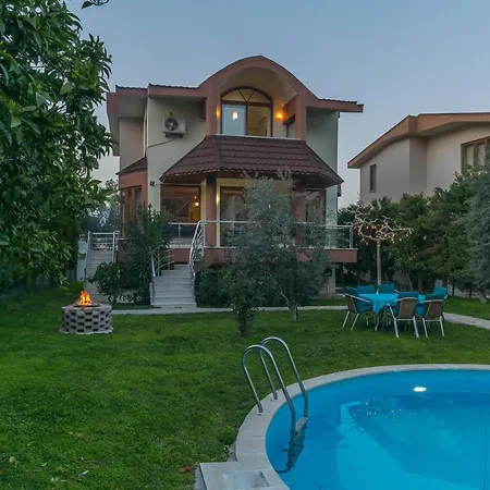 Vila Kemer'De Korunakli, Bahceli Ve Oezel Havuzlu Villa *