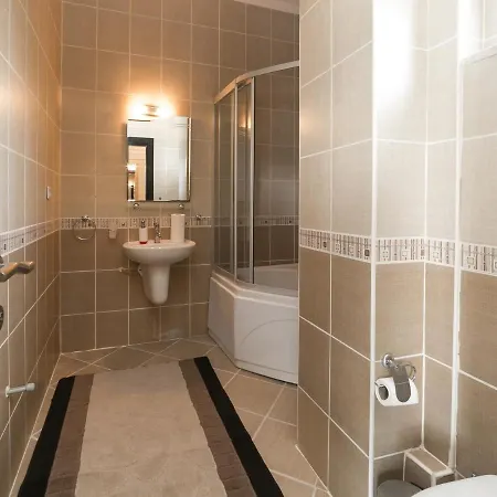 Vila Kemer'De Korunakli, Bahceli Ve Oezel Havuzlu Villa Kemer